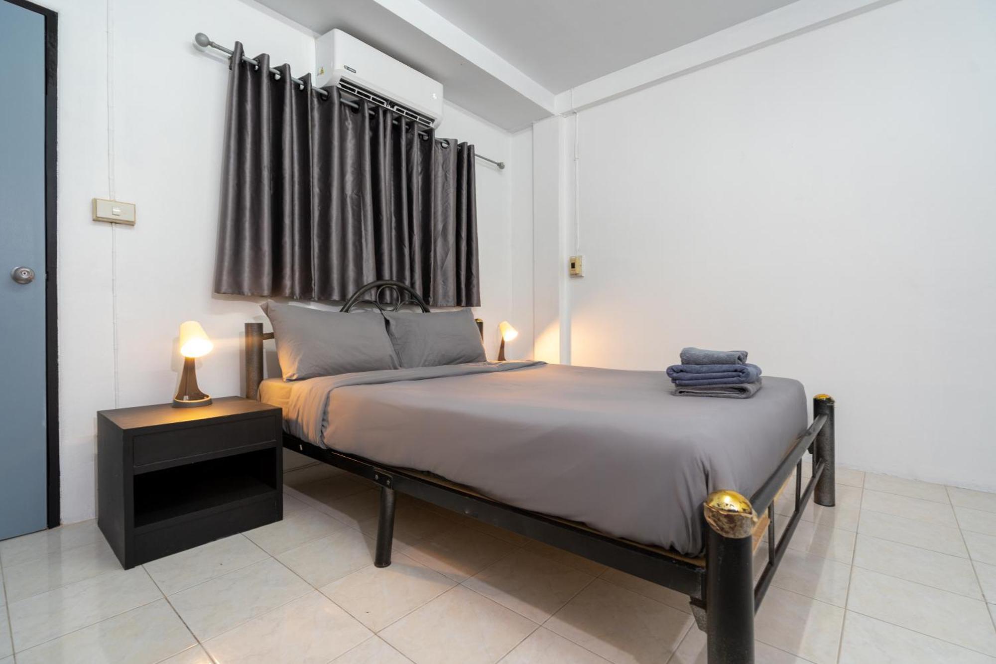 Black Pantera Hostel Patong Bagian luar foto