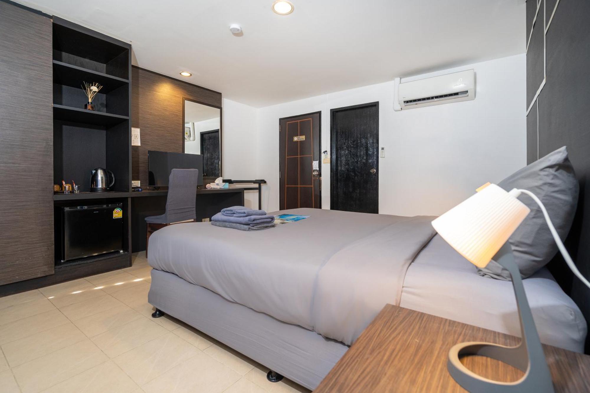 Black Pantera Hostel Patong Bagian luar foto