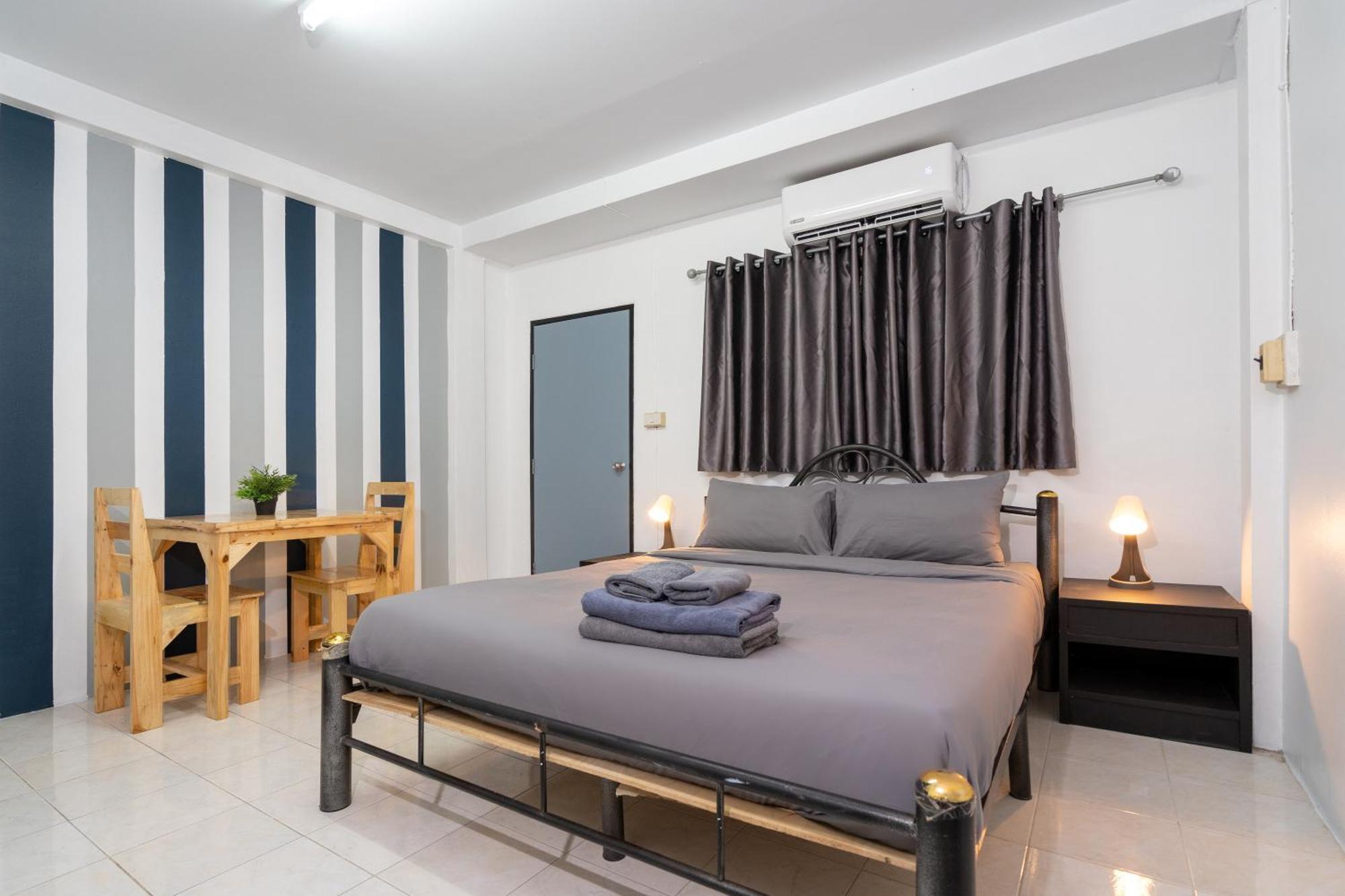 Black Pantera Hostel Patong Bagian luar foto