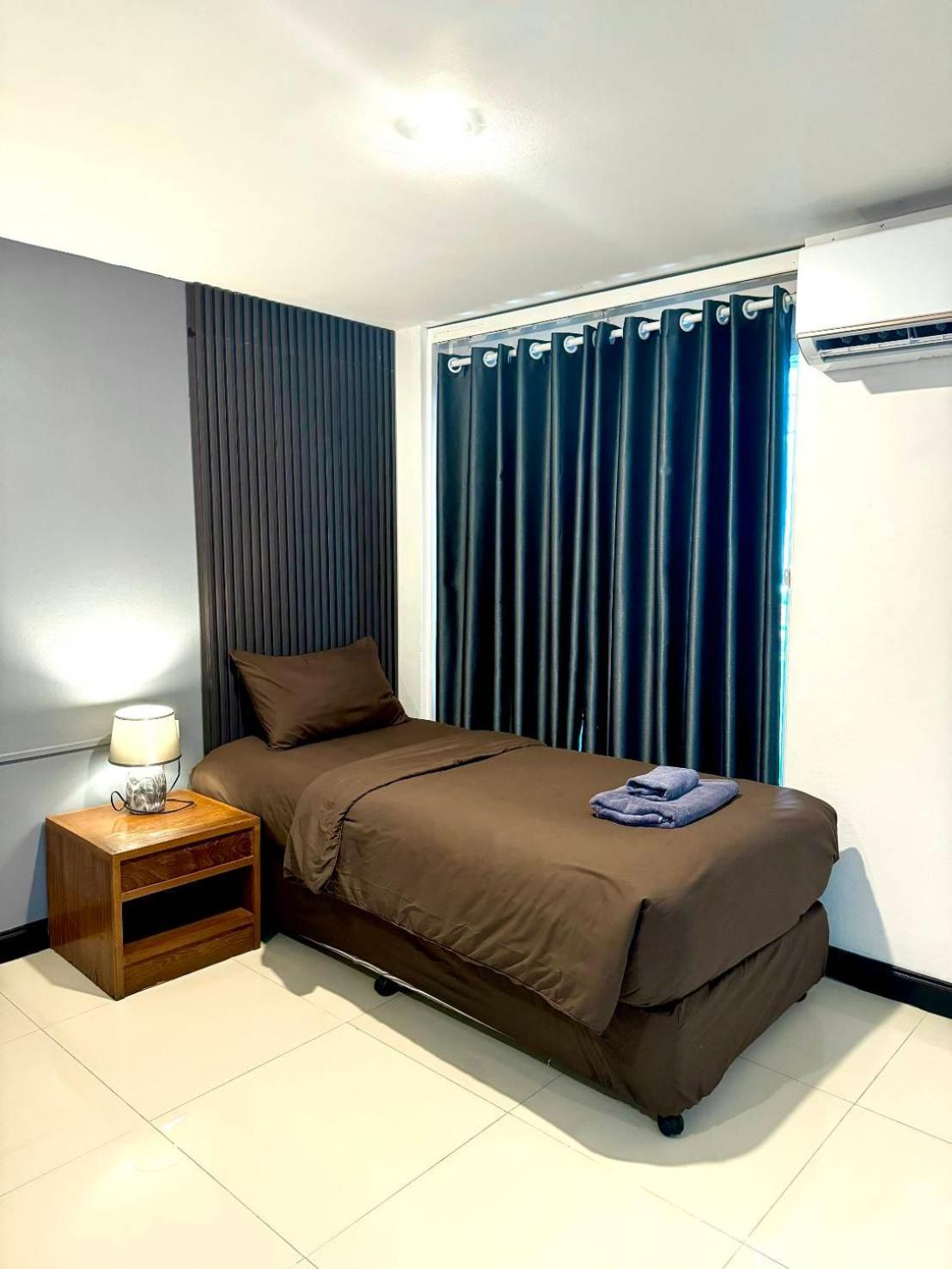 Black Pantera Hostel Patong Bagian luar foto